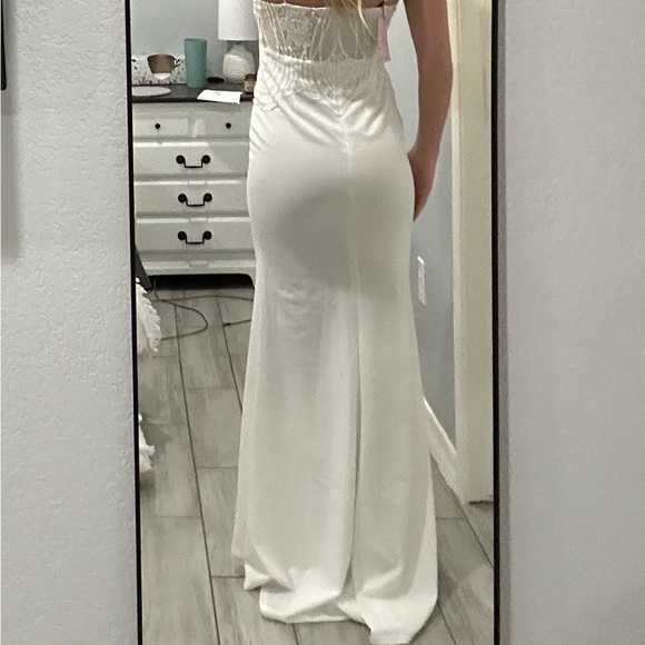 Beautiful half laced zip up dress. Could be used for a beach wedding, prom etc. - Picture 6 of 7